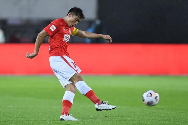 每体：关于巴萨用藤森给奥尔莫注册的猜测不实